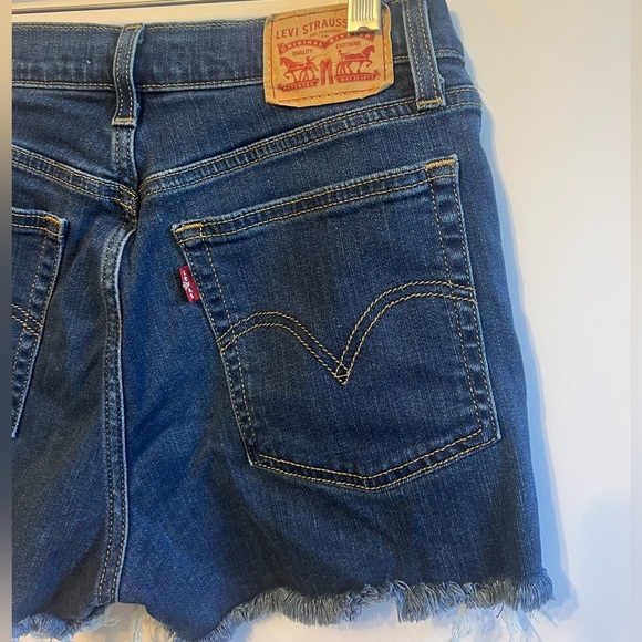 Levi’s High Rise Denim Shorts size 27 with distressed hem - Picture 6 of 8